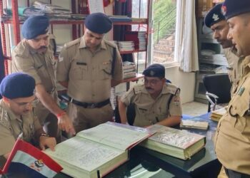 सीओ अल्मोड़ा ने किया पुलिस लाइन का त्रैमासिक निरीक्षण, जवानों को सतर्कता एवं कर्तव्यनिष्ठा का दिया संदेश