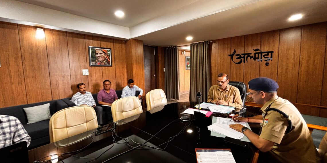 अल्मोड़ा में अवैध शस्त्र तस्करी पर सख्त निगरानी: जिलाधिकारी की अध्यक्षता में जिला स्तरीय समिति की बैठक सम्पन्न