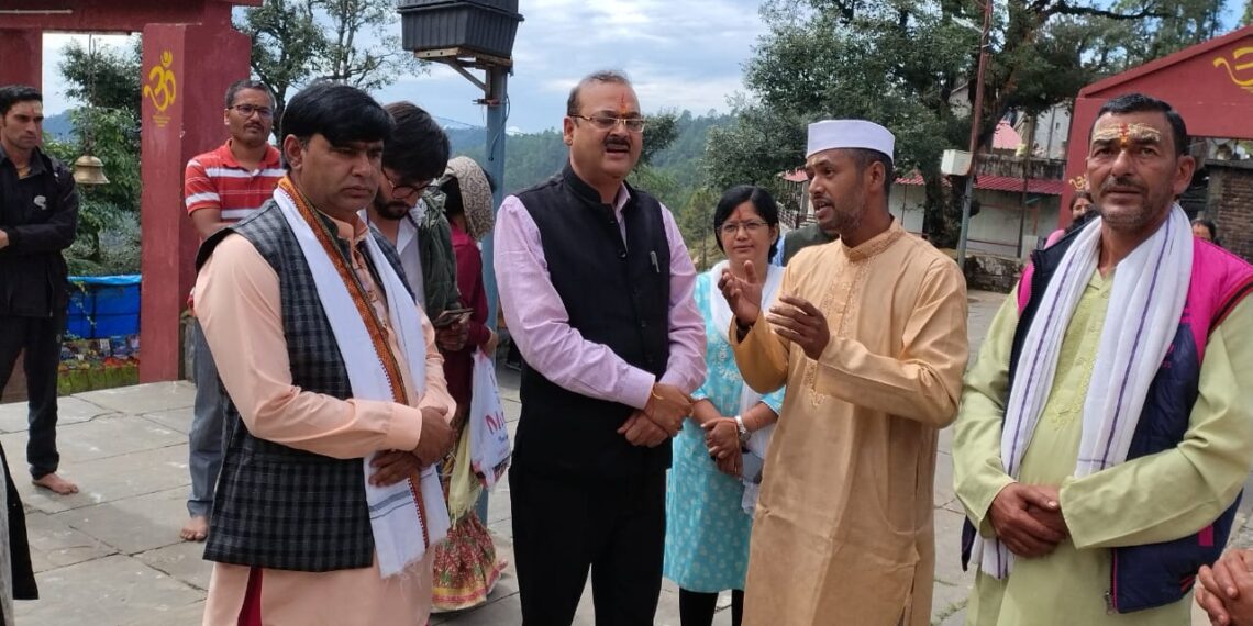 वृद्ध जागेश्वर पहुंचे जिलाधिकारी, यज्ञशाला का किया शुभारंभ