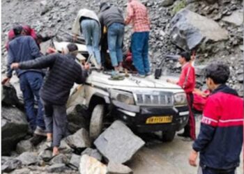 रुद्रप्रयाग में भूस्खलन का कहर, यात्री वाहन पर बोल्डर गिरने से दो की मौत, तीन घायल