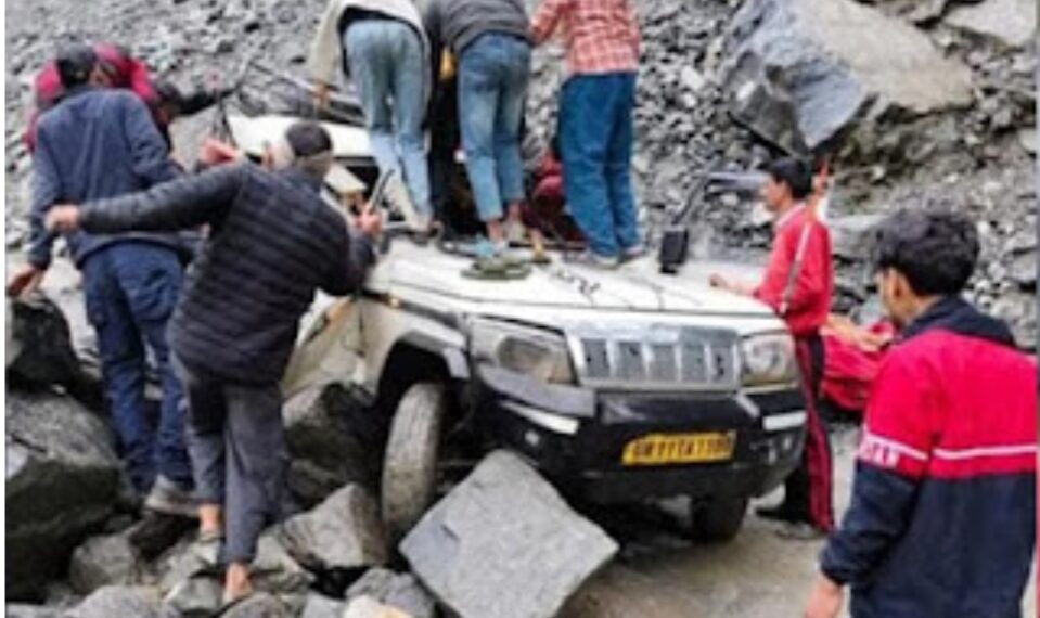 रुद्रप्रयाग में भूस्खलन का कहर, यात्री वाहन पर बोल्डर गिरने से दो की मौत, तीन घायल