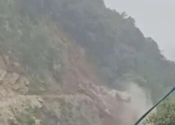 थल बाजार के पास बलतिर गांव भूस्खलन की जद में, खतरे के निशान पर हालात