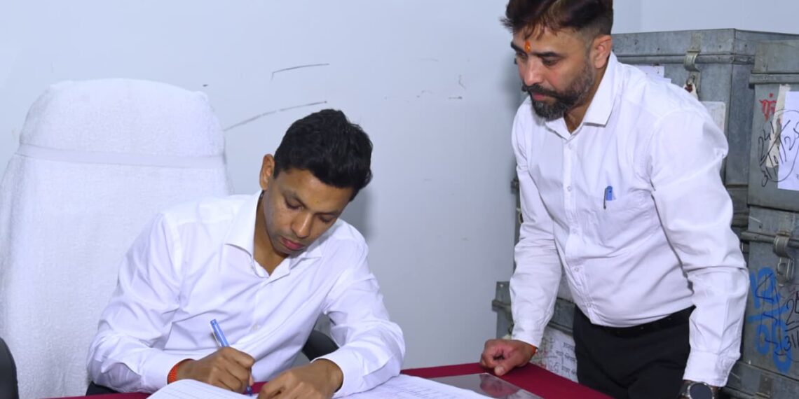 अंशुल सिंह ने संभाला अल्मोड़ा के जिलाधिकारी का कार्यभार, कहा— जनहित और विकास कार्यों को मिलेगी प्राथमिकता