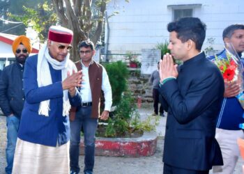 अल्मोड़ा जिलाधिकारी अंशुल सिंह ने भूतपूर्व राष्ट्रपति रामनाथ कोविंद से की शिष्टाचार भेंट