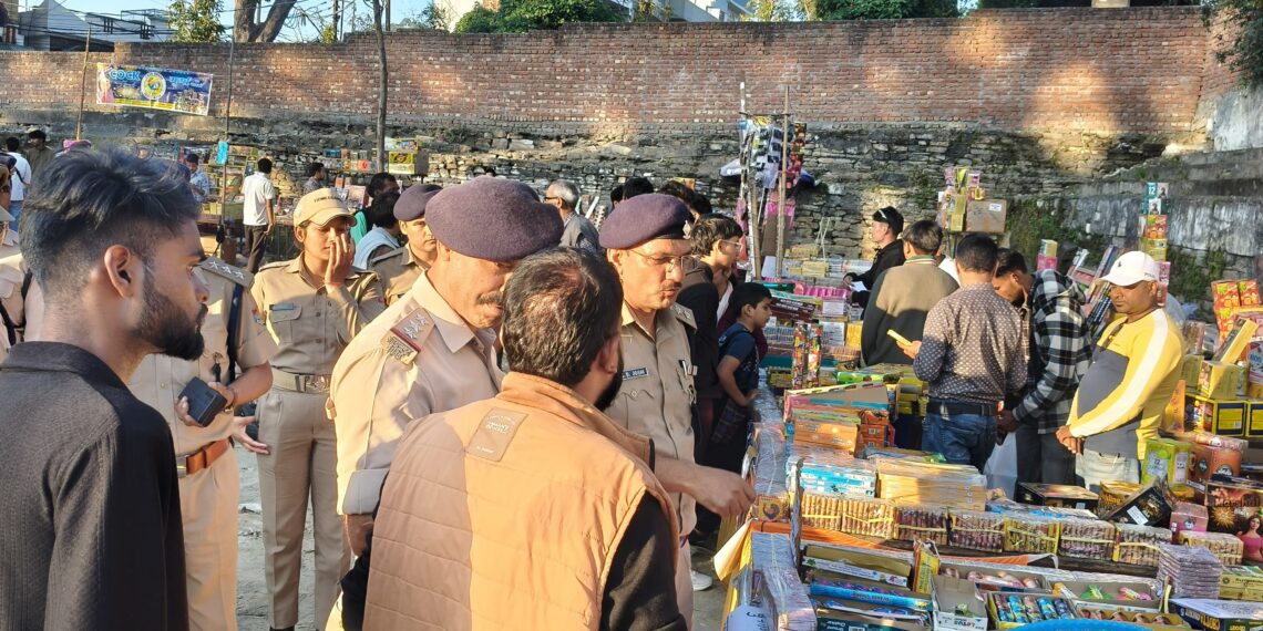 अग्नि सुरक्षा के दृष्टिगत अधिकारियों ने किया पटाखों की दुकानों का निरीक्षण