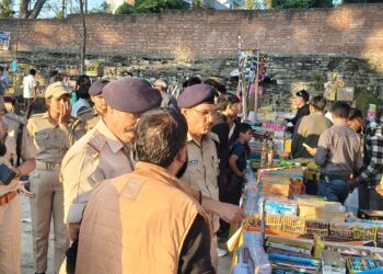 अग्नि सुरक्षा के दृष्टिगत अधिकारियों ने किया पटाखों की दुकानों का निरीक्षण