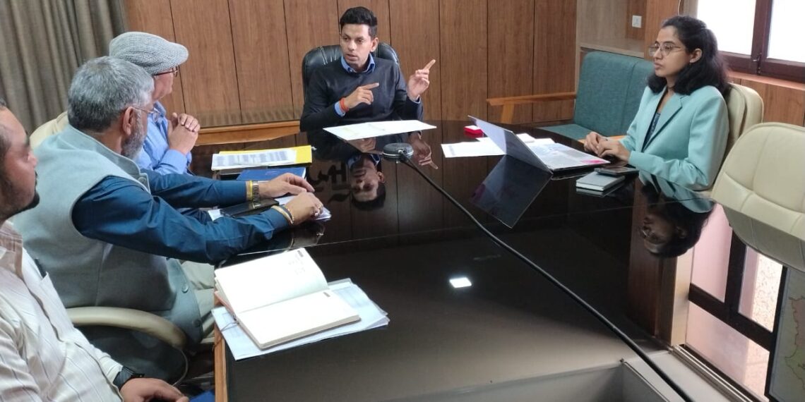जिलाधिकारी अंशुल सिंह ने चिकित्सा व्यवस्थाओं की समीक्षा की, रेफरल मॉनिटरिंग कमेटी के गठन के निर्देश