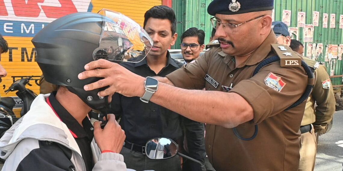 अल्मोड़ा में यातायात व्यवस्था को सुदृढ़ बनाने की पहल  डीएम व एसएसपी ने किया नगर भ्रमण, निःशुल्क हेलमेट बांटकर दिया सड़क सुरक्षा का संदेश