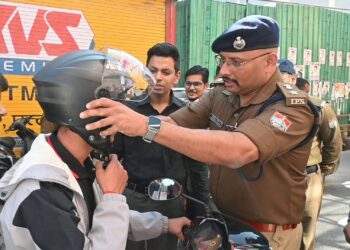 अल्मोड़ा में यातायात व्यवस्था को सुदृढ़ बनाने की पहल  डीएम व एसएसपी ने किया नगर भ्रमण, निःशुल्क हेलमेट बांटकर दिया सड़क सुरक्षा का संदेश