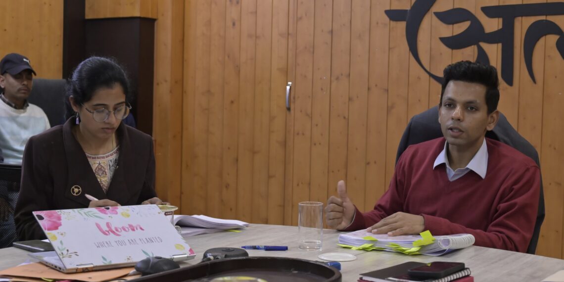 मुख्यमंत्री घोषणाओं की प्रगति समीक्षा बैठक में जिलाधिकारी ने दी सख्त चेतावनी – लंबित योजनाओं पर जताई नाराज़गी