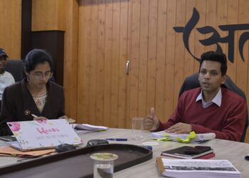 मुख्यमंत्री घोषणाओं की प्रगति समीक्षा बैठक में जिलाधिकारी ने दी सख्त चेतावनी – लंबित योजनाओं पर जताई नाराज़गी