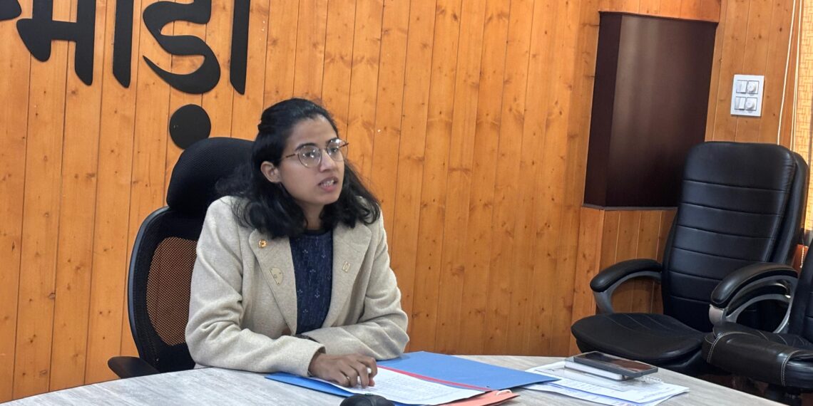 सिंगल विंडो सिस्टम और सीएम हेल्पलाइन के लंबित मामलों की जिल प्रशासन ने की गहन समीक्षा