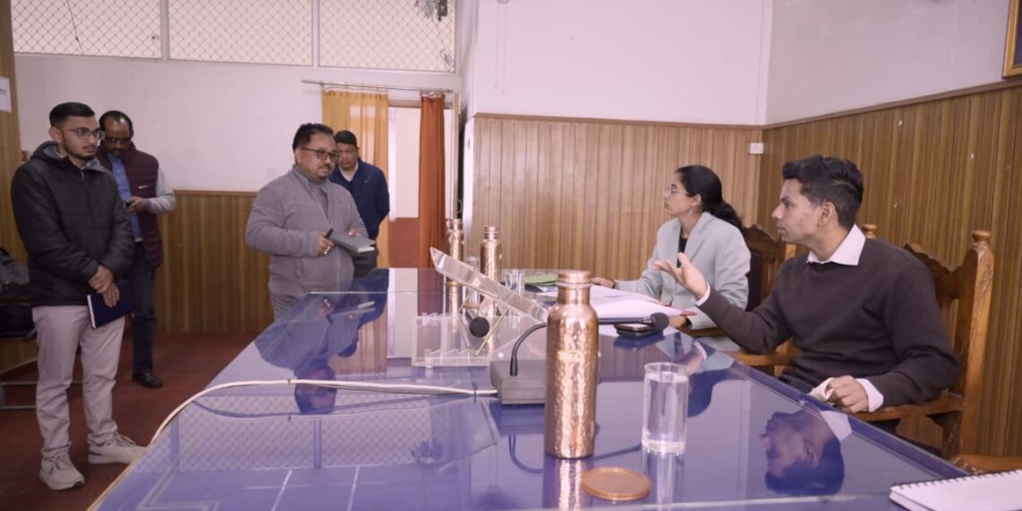 अल्मोड़ा: ग्राम स्याली की सड़क निर्माण में देरी पर जिलाधिकारी नाराज़, विभागों को दिए कड़े निर्देश