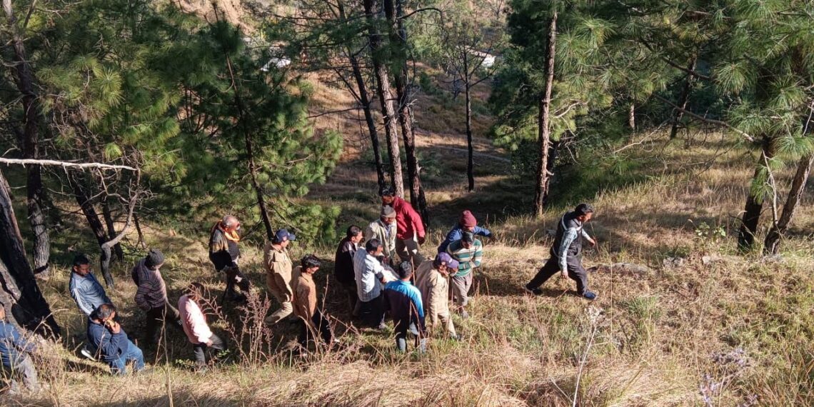अनियंत्रित होकर खाई में गिरी मैक्स, घायलों को द्वाराहाट पुलिस ने स्थानीय लोगों की मदद से किया रेस्क्यू