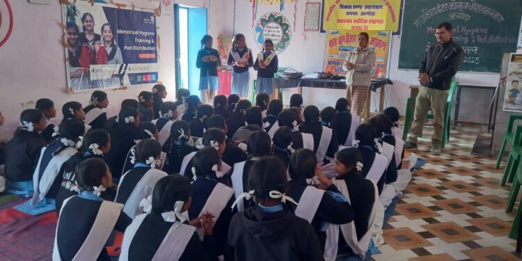 विशेष ख़बर सेवा इंटरनेशनल उत्तराखंड ने राजकीय इंटर कॉलेज चौरा में आयोजित किया मासिक धर्म स्वच्छता प्रशिक्षण—75 छात्राओं को मिली रियूजेबल पैड किट  अल्मोड़ा, 11 दिसंबर 2025 सेवा इंटरनेशनल उत्तराखंड ने किशोरियों के स्वास्थ्य, जागरूकता और आत्मविश्वास को बढ़ावा देने की दिशा में एक सराहनीय कदम उठाते हुए राजकीय इंटर कॉलेज चौरा, अल्मोड़ा में मासिक धर्म स्वच्छता प्रशिक्षण एवं रियूजेबल सैनिटरी नेपकिन किट वितरण कार्यक्रम का आयोजन किया। “SHE परियोजना” के अंतर्गत आयोजित इस कार्यक्रम ने विद्यालय की 75 छात्राओं को स्वास्थ्य से जुड़ी सही जानकारी और टिकाऊ मासिक धर्म प्रबंधन का विकल्प प्रदान किया।  स्वास्थ्य—स्वच्छता और आत्मविश्वास पर विशेष फोकस  कार्यक्रम की मुख्य प्रशिक्षक प्रियंका बहुगुणा ने मासिक धर्म से जुड़ी स्वच्छता, सावधानियों, वैज्ञानिक तथ्यों और आम भ्रांतियों पर खुलकर चर्चा की। उनके सरल और सहज प्रशिक्षण ने छात्राओं को अपनी झिझक दूर कर स्वास्थ्य संबंधी प्रश्न पूछने के लिए प्रेरित किया। इस अवसर पर 75 छात्राओं को पर्यावरण–हितैषी रियूजेबल सैनिटरी नेपकिन किट उपलब्ध कराई गईं, जो ग्रामीण क्षेत्रों की छात्राओं के लिए एक सुरक्षित, किफायती और टिकाऊ विकल्प साबित होंगी।  प्रधानाचार्य ने दी ‘शिक्षा और स्वास्थ्य के संगम’ की संज्ञा  विद्यालय के प्रधानाचार्य श्री नवनीत भट्ट ने सेवा इंटरनेशनल की इस मुहिम की खुलकर सराहना की। उन्होंने कहा— “यह पहल न केवल छात्राओं के स्वास्थ्य को मजबूत कर रही है, बल्कि उन्हें आत्मविश्वास के साथ विद्यालय आने और खुलकर सीखने के लिए भी प्रेरित कर रही है। यह शिक्षा और स्वास्थ्य का सुंदर संगम है।”  कार्यक्रम में सेवा इंटरनेशनल के जिला कार्यक्रम प्रबंधक एम.एस. रावत और फैलो भविष्य शर्मा भी उपस्थित रहे। उन्होंने छात्राओं को स्वच्छता, स्वास्थ्य और आत्मनिर्भरता से जुड़े महत्वपूर्ण संदेश देते हुए परियोजना के व्यापक उद्देश्यों पर प्रकाश डाला।  तीन विद्यालयों में विस्तार—किशोरियों को सशक्त बनाने की दिशा में बड़ा कदम  सेवा इंटरनेशनल उत्तराखंड की “SHE” परियोजना अल्मोड़ा जनपद में व्यापक रूप से प्रभावी भूमिका निभा रही है। राजकीय इंटर कॉलेज चौरा के साथ-साथ संस्था जी.जी.आई.सी जलना और पी.एम. श्री राजकीय इंटर कॉलेज शहरफाटक में भी मासिक धर्म स्वच्छता प्रशिक्षण, आत्मविश्वास आधारित गतिविधियाँ और निःशुल्क शौचालय निर्माण का कार्य निरंतर जारी है। ये सभी प्रयास किशोरियों को स्वस्थ, जागरूक और सशक्त बनाने की दिशा में महत्वपूर्ण भूमिका निभा रहे हैं।  इस तरह सेवा इंटरनेशनल उत्तराखंड की SHE परियोजना ग्रामीण किशोरियों के जीवन में सकारात्मक परिवर्तन लाने का माध्यम बन रही है—स्वास्थ्य, स्वच्छता और समान अवसरों की दिशा में एक प्रेरक पहल।