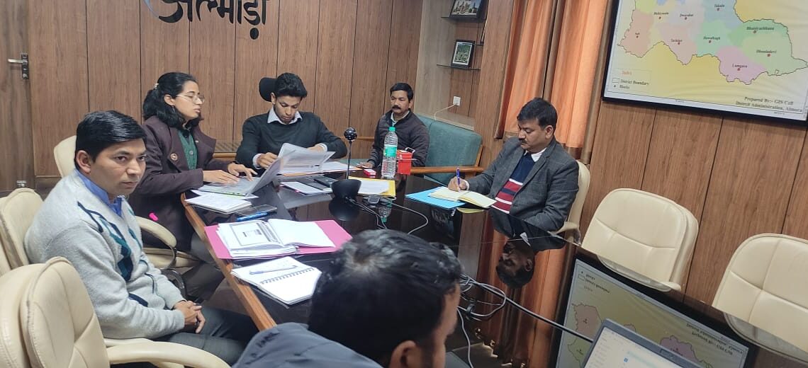 अल्मोड़ा में विधानसभा निर्वाचक नामावली गहन पुनरीक्षण की तैयारियों की समीक्षा अल्मोड़ा, 13 दिसंबर 2025। आगामी विधानसभा निर्वाचक नामावली के गहन पुनरीक्षण (Special Intensive Revision – SIR) को सफल एवं प्रभावी रूप से लागू करने के उद्देश्य से जनपद के समस्त विधानसभा निर्वाचन क्षेत्रों में मतदाता सूची से संबंधित कार्यों की प्रगति की समीक्षा हेतु जिलाधिकारी अंशुल सिंह की अध्यक्षता में वर्चुअल बैठक आयोजित की गई। बैठक में बूथ लेवल ऑफिसर्स (BLOs) द्वारा BLO App के माध्यम से किए जा रहे मतदाता मिलान कार्य की प्रगति की विस्तार से समीक्षा की गई। जिलाधिकारी ने निर्देश दिए कि गहन पुनरीक्षण के अंतर्गत सभी कार्य सुगमता, पारदर्शिता एवं प्राथमिकता के साथ निर्धारित समय-सीमा में पूर्ण किए जाएं। उन्होंने आयोग एवं मुख्य निर्वाचन अधिकारी, उत्तराखंड, देहरादून के निर्देशों के अनुरूप प्रत्येक मतदान स्थल पर मान्यता प्राप्त राजनीतिक दलों द्वारा बूथ लेवल एजेंट (BLA) की नियुक्ति सुनिश्चित करने पर भी जोर दिया। बैठक में सभी मतदान स्थलों पर निर्धारित समय-सीमा के भीतर बूथ अवेयरनेस ग्रुप (BAG) के गठन एवं मतदान स्थलवार सूची तैयार करने के निर्देश दिए गए। इसके साथ ही ERO Net पर ऑनलाइन माध्यम से प्राप्त प्रपत्र–6, 7 एवं 8 से संबंधित आवेदनों का त्वरित, निष्पक्ष एवं गुणवत्तापूर्ण निस्तारण सुनिश्चित करने को कहा गया। जिलाधिकारी अंशुल सिंह ने सभी संबंधित अधिकारियों को निर्देशित किया कि निर्वाचन आयोग के दिशा-निर्देशों का अक्षरशः पालन करते हुए गहन पुनरीक्षण कार्य को निष्पक्ष, पारदर्शी एवं समयबद्ध ढंग से संपादित किया जाए, ताकि मतदाता सूची अद्यतन, शुद्ध एवं त्रुटिरहित तैयार हो सके। बैठक में अपर जिलाधिकारी/उप जिला निर्वाचन अधिकारी युक्ता मिश्र, जनपद के समस्त विधानसभा निर्वाचन क्षेत्रों के उपजिलाधिकारी/निर्वाचन रजिस्ट्रीकरण अधिकारी, वर्चुअल माध्यम से तहसीलदार/सहायक निर्वाचन रजिस्ट्रीकरण अधिकारी, सहायक जिला निर्वाचन अधिकारी, DLMTs/ALMTs एवं समस्त डाटा एंट्री ऑपरेटर उपस्थित रहे।