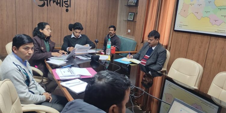 अल्मोड़ा में विधानसभा निर्वाचक नामावली गहन पुनरीक्षण की तैयारियों की समीक्षा  अल्मोड़ा, 13 दिसंबर 2025। आगामी विधानसभा निर्वाचक नामावली के गहन पुनरीक्षण (Special Intensive Revision – SIR) को सफल एवं प्रभावी रूप से लागू करने के उद्देश्य से जनपद के समस्त विधानसभा निर्वाचन क्षेत्रों में मतदाता सूची से संबंधित कार्यों की प्रगति की समीक्षा हेतु जिलाधिकारी अंशुल सिंह की अध्यक्षता में वर्चुअल बैठक आयोजित की गई।  बैठक में बूथ लेवल ऑफिसर्स (BLOs) द्वारा BLO App के माध्यम से किए जा रहे मतदाता मिलान कार्य की प्रगति की विस्तार से समीक्षा की गई। जिलाधिकारी ने निर्देश दिए कि गहन पुनरीक्षण के अंतर्गत सभी कार्य सुगमता, पारदर्शिता एवं प्राथमिकता के साथ निर्धारित समय-सीमा में पूर्ण किए जाएं। उन्होंने आयोग एवं मुख्य निर्वाचन अधिकारी, उत्तराखंड, देहरादून के निर्देशों के अनुरूप प्रत्येक मतदान स्थल पर मान्यता प्राप्त राजनीतिक दलों द्वारा बूथ लेवल एजेंट (BLA) की नियुक्ति सुनिश्चित करने पर भी जोर दिया।  बैठक में सभी मतदान स्थलों पर निर्धारित समय-सीमा के भीतर बूथ अवेयरनेस ग्रुप (BAG) के गठन एवं मतदान स्थलवार सूची तैयार करने के निर्देश दिए गए। इसके साथ ही ERO Net पर ऑनलाइन माध्यम से प्राप्त प्रपत्र–6, 7 एवं 8 से संबंधित आवेदनों का त्वरित, निष्पक्ष एवं गुणवत्तापूर्ण निस्तारण सुनिश्चित करने को कहा गया।  जिलाधिकारी अंशुल सिंह ने सभी संबंधित अधिकारियों को निर्देशित किया कि निर्वाचन आयोग के दिशा-निर्देशों का अक्षरशः पालन करते हुए गहन पुनरीक्षण कार्य को निष्पक्ष, पारदर्शी एवं समयबद्ध ढंग से संपादित किया जाए, ताकि मतदाता सूची अद्यतन, शुद्ध एवं त्रुटिरहित तैयार हो सके।  बैठक में अपर जिलाधिकारी/उप जिला निर्वाचन अधिकारी युक्ता मिश्र, जनपद के समस्त विधानसभा निर्वाचन क्षेत्रों के उपजिलाधिकारी/निर्वाचन रजिस्ट्रीकरण अधिकारी, वर्चुअल माध्यम से तहसीलदार/सहायक निर्वाचन रजिस्ट्रीकरण अधिकारी, सहायक जिला निर्वाचन अधिकारी, DLMTs/ALMTs एवं समस्त डाटा एंट्री ऑपरेटर उपस्थित रहे।