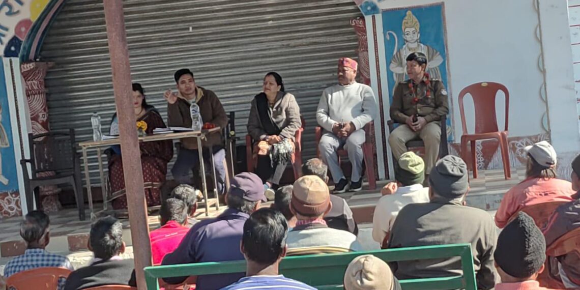 अल्मोड़ा पुलिस की सराहनीय पहल: किरोली गांव में चला जागरूकता अभियान, ग्रामीणों को बनाया जिम्मेदार