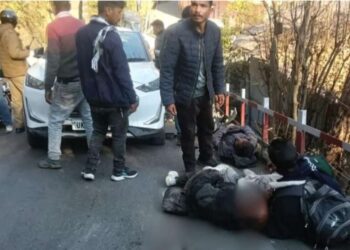 तल्लीताल फांसी गधेरा में तेज रफ्तार कार का कहर  तीन मजदूर घायल, एक की हालत गंभीर — चालक वाहन छोड़कर फरार