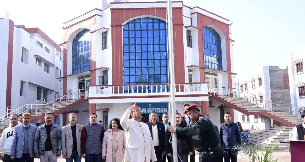 उत्तराखंड मुक्त विश्वविद्यालय में 76वाँ गणतंत्र दिवस हर्षोल्लास एवं गरिमा के साथ मनाया गया