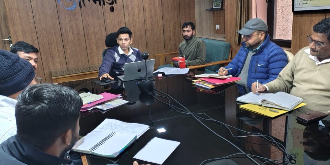 प्रधानमंत्री धन-धान्य योजना के प्रभावी क्रियान्वयन को लेकर डीएम अंशुल सिंह ने की समीक्षा बैठक