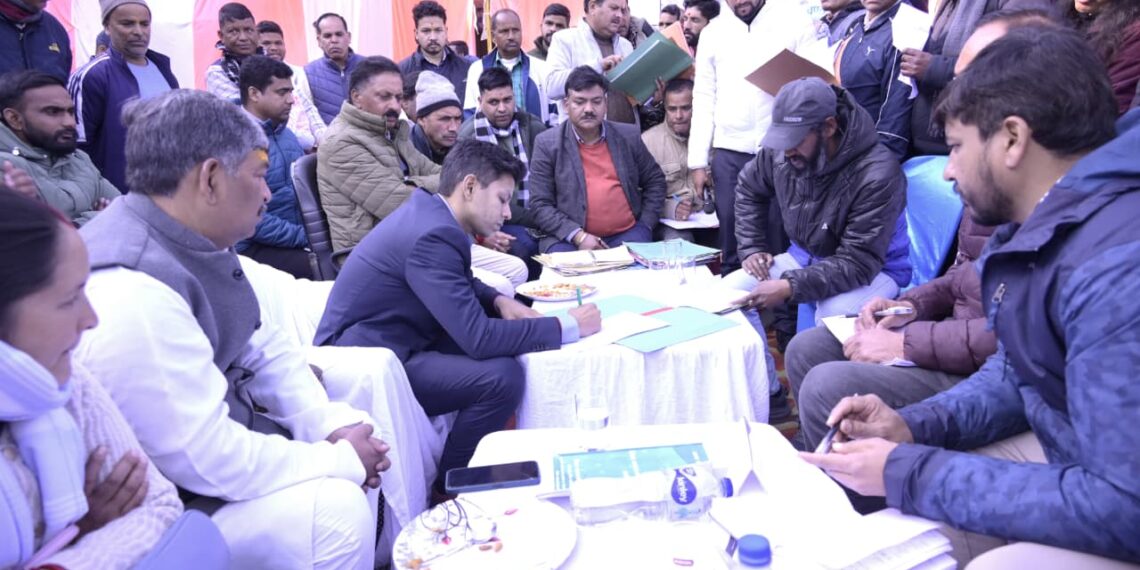 सरकार पहुँची जनता के द्वार, 900 से अधिक लोग हुए लाभान्वित