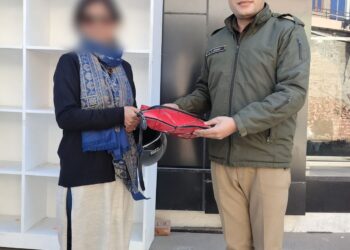 अल्मोड़ा पुलिस के जवान ने पेश की ईमानदारी की मिसाल, सड़क पर मिला कीमती मोबाइल व 67 हजार रुपये से भरा पर्स लौटाकर जीता दिल