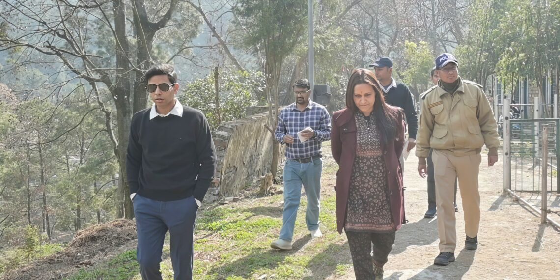 जिलाधिकारी अंशुल सिंह ने किया भैंसवाड़ा फार्म का स्थलीय निरीक्षण, गौशाला निर्माण में देरी पर जताई नाराजगी