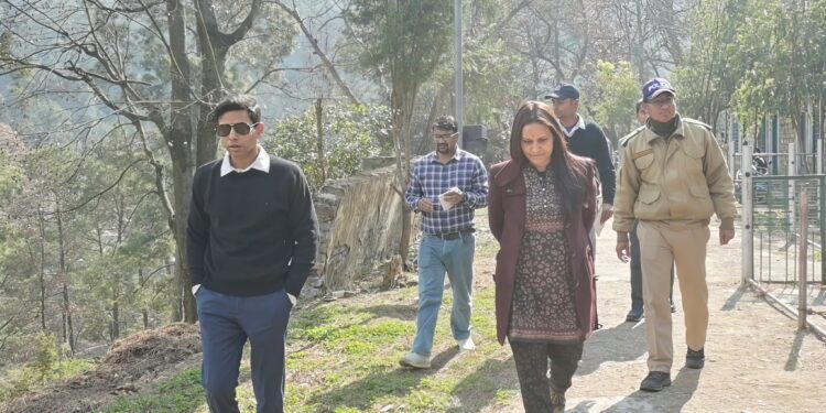 जिलाधिकारी अंशुल सिंह ने किया भैंसवाड़ा फार्म का स्थलीय निरीक्षण, गौशाला निर्माण में देरी पर जताई नाराजगी