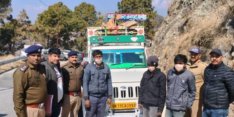 कबाड़ की आड़ में गांजा तस्करी का पर्दाफाश, 18 किलो से अधिक गांजा सहित तीन तस्कर गिरफ्तार