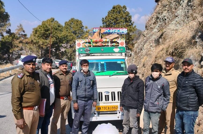 कबाड़ की आड़ में गांजा तस्करी का पर्दाफाश, 18 किलो से अधिक गांजा सहित तीन तस्कर गिरफ्तार