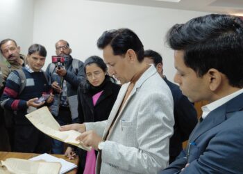 कुमाऊँ कमिश्नर दीपक रावत का अल्मोड़ा कलेक्ट्रेट निरीक्षण, लंबित मामलों के शीघ्र निस्तारण और रिकॉर्ड डिजिटलीकरण पर जोर