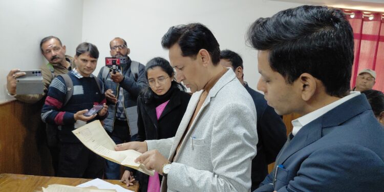 कुमाऊँ कमिश्नर दीपक रावत का अल्मोड़ा कलेक्ट्रेट निरीक्षण, लंबित मामलों के शीघ्र निस्तारण और रिकॉर्ड डिजिटलीकरण पर जोर