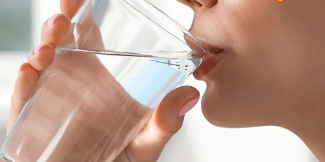 Health Tips: खाना खाने के बाद कब पीना चाहिए पानी? एक्सपर्ट से जानिए सही तरीका