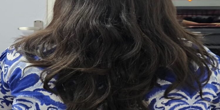 Hair Care Tips: सैलून भूल जाइए! घर पर बनाएं रेशमी और चमकदार बाल, बस दही में मिलाएं ये 2 चीजें