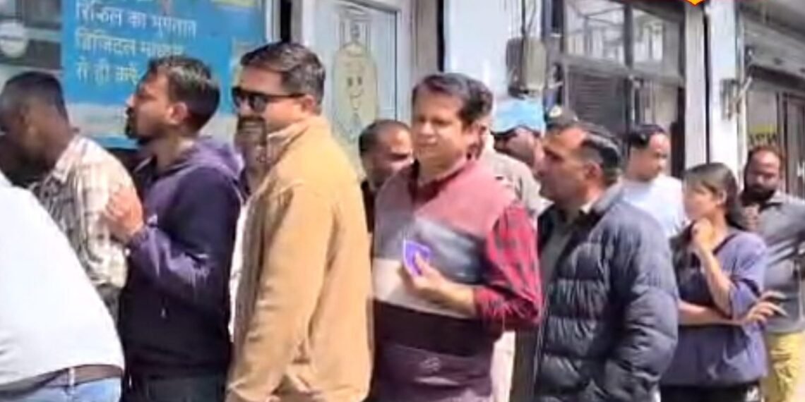 2026 में 90 के दशक का मंजर, गैस एजेंसियों पर लगी लंबी कतारें, देहरादून के अमित ने साझा किए सालों पुराने किस्से