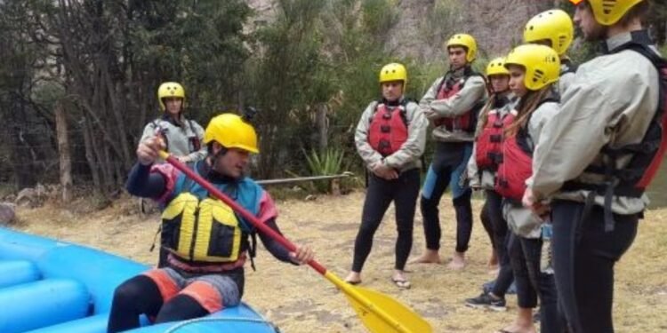 राफ्ट पलटी या पानी में गिरे तो क्या करें? राफ्टिंग से पहले मिलने वाली ये जरूरी ट्रेनिंग ही बचा सकती है आपकी जान