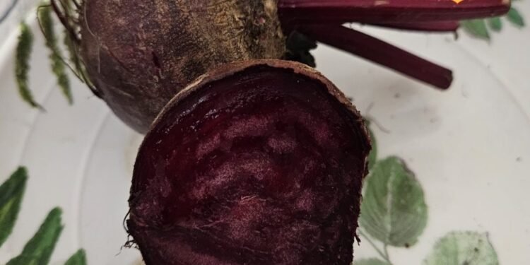 Kitchen Tips: चुकंदर काटते ही लाल हो जाते हैं हाथ? अपनाएं ये किचन टिप्स, दागों से भी मिलेगी छुट्टी