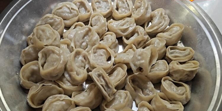 बाहर से पतली परत, ऊपर से मक्खन…बड़े रेस्टोरेंट को सीधी टक्कर, जानें नैनताली मोमो की सीक्रेट रेसिपी