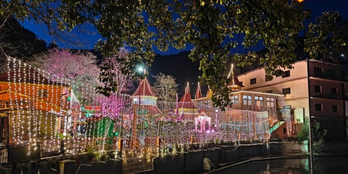 Chaitra Navratri: रंग-बिरंगे फूल और झिलमिलाती रोशनी…नवरात्रि पर जगमगाया नैना देवी मंदिर, देखें खूबसूरत तस्वीरें