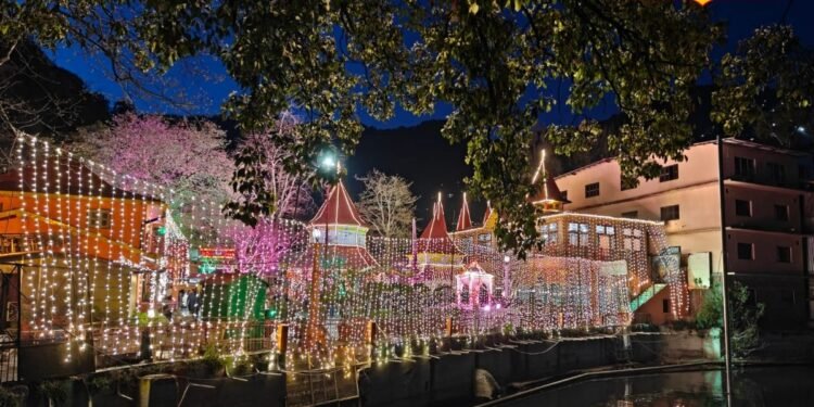 Chaitra Navratri: रंग-बिरंगे फूल और झिलमिलाती रोशनी…नवरात्रि पर जगमगाया नैना देवी मंदिर, देखें खूबसूरत तस्वीरें