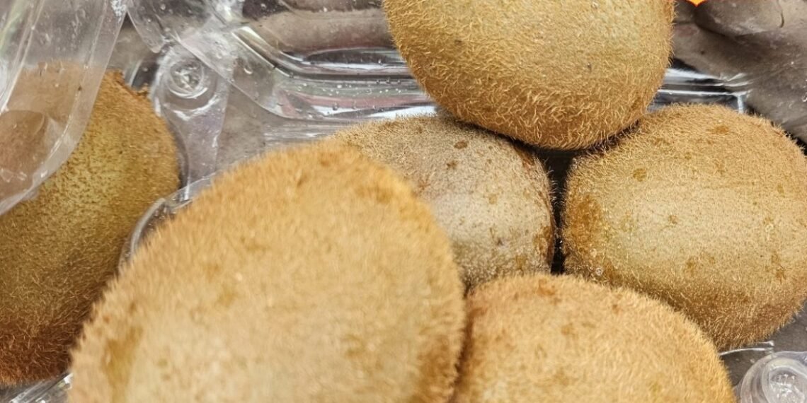 Green vs Yellow Kiwi: कीवी खरीदते वक्त न हों कन्फ्यूज! हरी या पीली जानें कौन देगी ज्यादा फायदा?