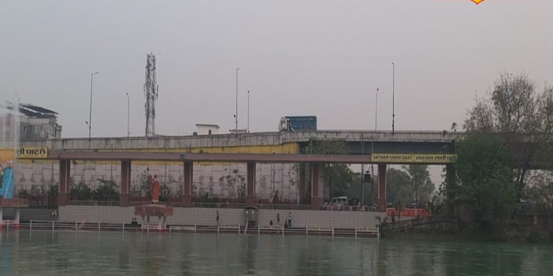 Uttarakhand Weather: उत्तराखंड में आज पहाड़ से लेकर मैदान तक कैसा रहेगा मौसम? बारिश होगी या नहीं, जानिए IMD का ताजा अपडेट