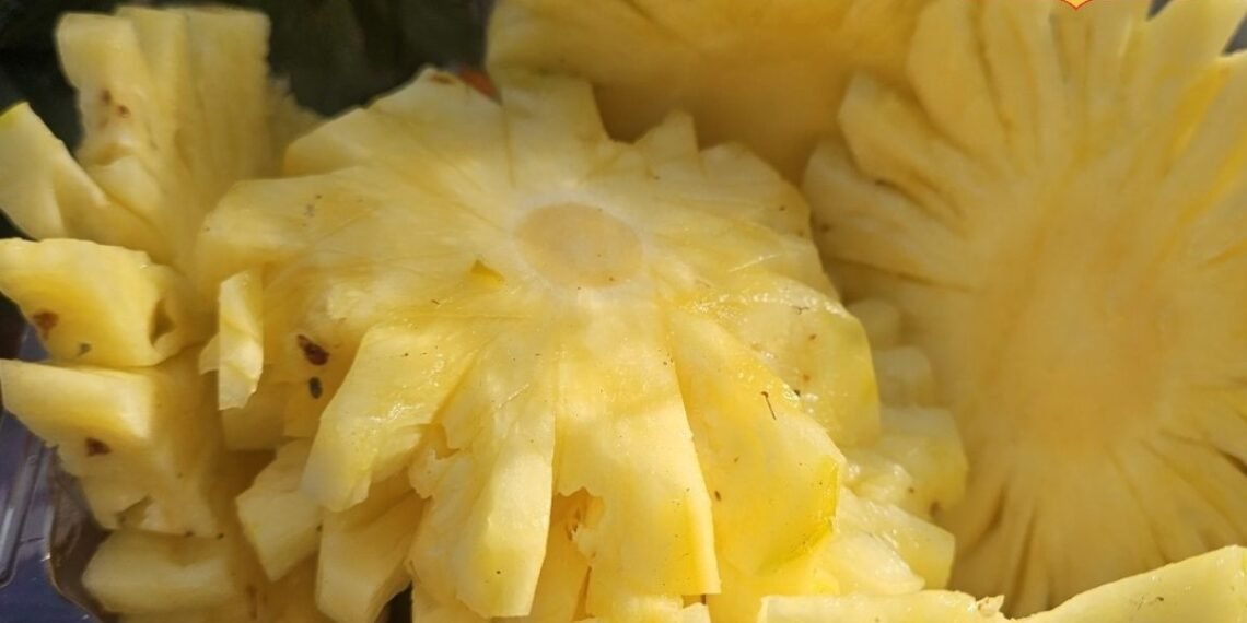 Pineapple Fruit: अनानास खाते ही जीभ में क्यों होती है जलन? जानिए इसके पीछे की वजह और बचने के तरीके