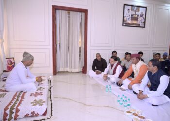 भाजपा नेता अनिल सिंह शाही के आवास पहुँचे मुख्यमंत्री, माता के निधन पर जताया गहरा शोक