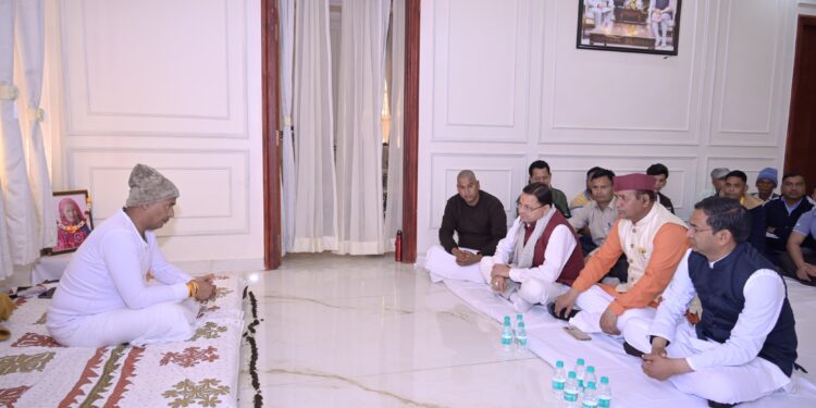 भाजपा नेता अनिल सिंह शाही के आवास पहुँचे मुख्यमंत्री, माता के निधन पर जताया गहरा शोक