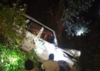 सोमेश्वर में स्कॉर्पियो वाहन खाई में गिरा, दो लोग घायल