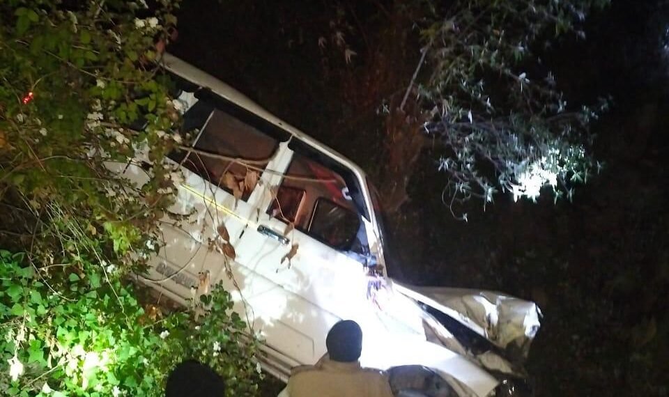 सोमेश्वर में स्कॉर्पियो वाहन खाई में गिरा, दो लोग घायल