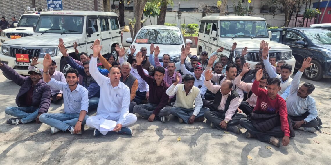 हल्द्वानी में जिला पंचायत के गैंगमेटों का प्रदर्शन, नियमित रोजगार और न्यूनतम मजदूरी की उठाई मांग