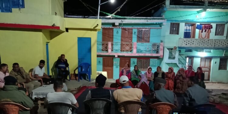 अभियान प्रहरी पड़ाव के तहत ग्राम बोरा में सजी पुलिस की रात्रि चौपाल